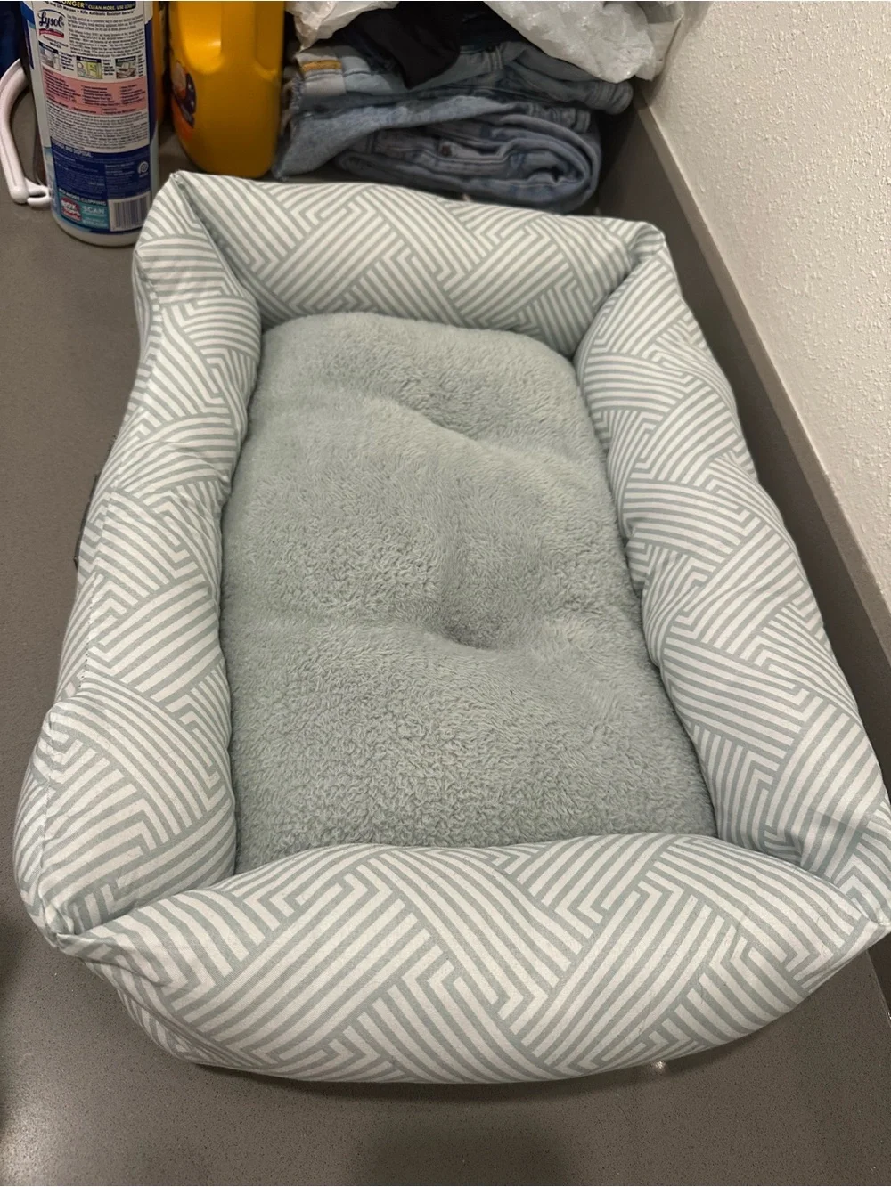 Modern Threads Light Gray/Blue Plush Pet Bed